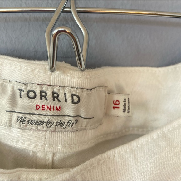 Torrid Cutout Embroidery Skinny Short in White Size 16 - Picture 5 of 7